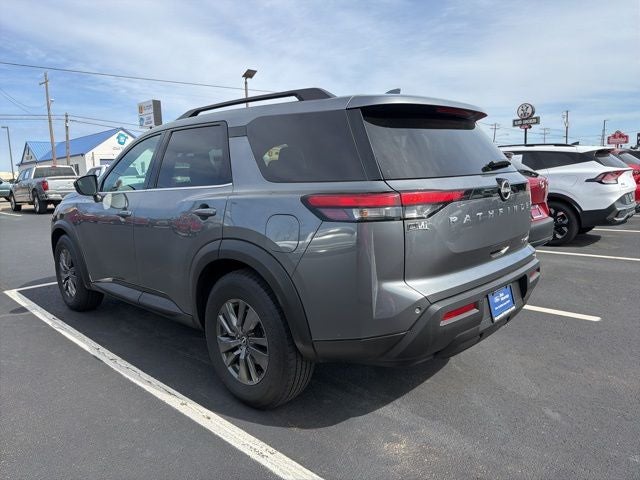 2022 Nissan Pathfinder SV